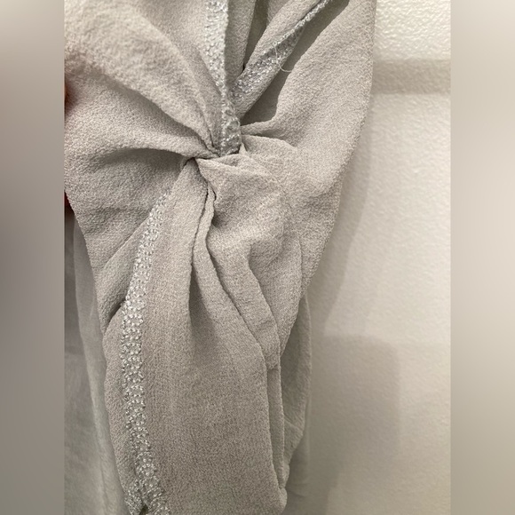 đť…şARITZIA Wilfred 100% silk light grey cold shoulder blouse. XS. - Picture 3 of 5
